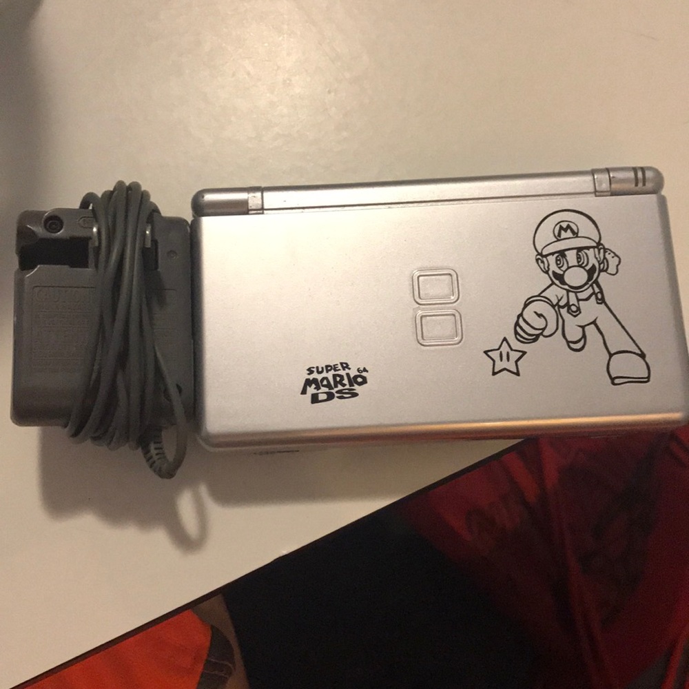 Nintendo DS Lite. Super Mario 64 Cover